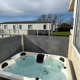 Sunnymede G20 with Hot Tub - pet friendly, Wifi, bed linen - Meadow Lakes Caravan & Lodge Hire, hotell i Ingoldmells