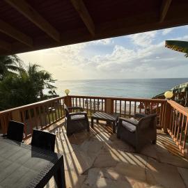 Birdies Nest Upper 2 Bedroom Beach View、Black Rockのホテル