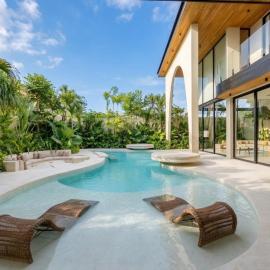 Seminyak 6BR Tropical villa with Huge curvy Pool