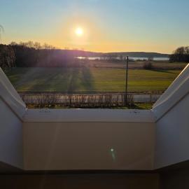 Attic floor with views over fields and sea: Sigtuna şehrinde bir otel