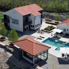 Lovreć में, होटल Vila Agape with a pool, football and tennis court