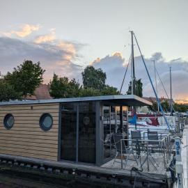 Hausboot Tommi ruhig im Hafen nah an der Altstadt, hotell i Stralsund