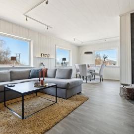 Large house, view of the sea, Engeløya, hotel Steigen városában