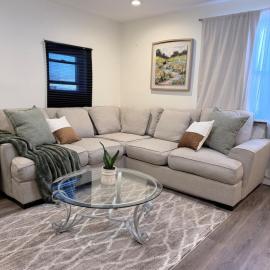 Modern 2BR Retreat with Full-Kitchen and Living