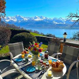 Lake Thun Alps Scenic Views and Concierge by SwissHut, hotel u gradu Zigrisvil