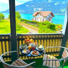 Lake Thun Alps Scenic Views and Concierge by SwissHut, khách sạn ở Därligen