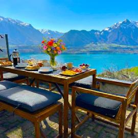 Lake Thun Alps Scenic Views and Concierge by SwissHut, hotel v destinaci Sigriswil