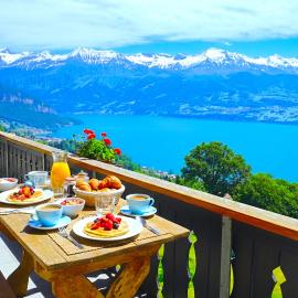 Concierge, Lake Thun/Alps Scenic Views by SwissHut، فندق في سيغريسويل