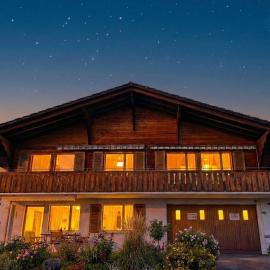 Concierge, Lake Thun/Alps Scenic Views by SwissHut، فندق في سيغريسويل
