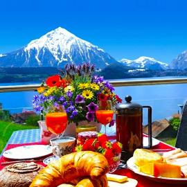 Lake Thun Alps Scenic Views and Concierge by SwissHut، فندق في ميرليغن