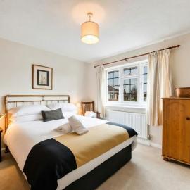 Spacious 4-Bedroom Family Home in Windsor, hotel a Windsor