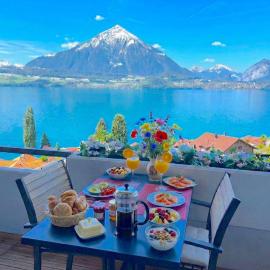 Lake Thun Alps Scenic Views and Concierge by SwissHut، فندق في ميرليغن