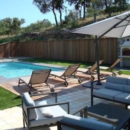Villa avec piscine chauffée sous les pins parasols et les oliviers