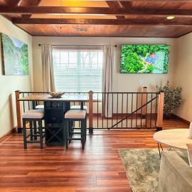 Sunlit Loft, Near GSP and Private Entry