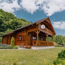 Wooden House under Lopeník, hotel in Matěk