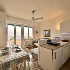 Casa delle Palme - Spazioso Trilocale con Balcone Vista Mare