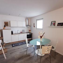 Gemütliche und helle Souterrainwohnung, 50 qm, hotel u gradu Forstern