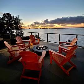 Impressive home with water view 2 large decks 2 living rooms & 2 master ensuites - 1 dog allowed!