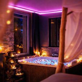La suite Safari jusqu'à 4 personnes, Spa XXL, day use, 5 min centre ville, cinéma, cascade et lit sous les arbres, hotel en Bourgoin-Jallieu