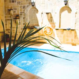 Windmill Dawn - Traditional Maltese Home with Pool, hotell sihtkohas Qala