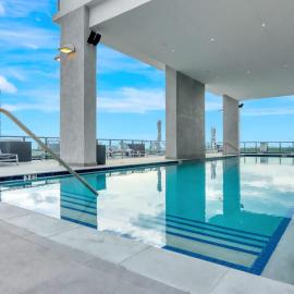 Modern Studio with Balcony Near Brickell & Downtown, hotel in Miami