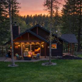 Chickadee Cabin - Boutique Stay close to Downtown