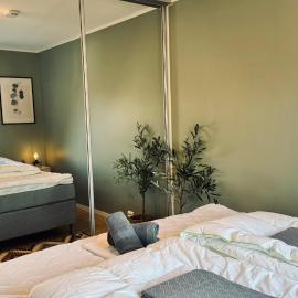 Sunny Terrace - Airy Apartment in the Heart of Lofoten, hotell i Leknes