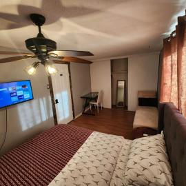 Large cozy bedroom in beautiful house, Hotel in Gatineau