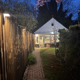 Viesnīca Cozy & Self Contained Garden Bungalow pilsētā Solsberija