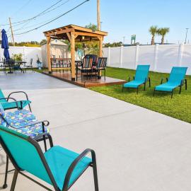 St Pete 3BR Home Sleeps 6 Huge Private Backyard BBQ Gazebo 15 Min to Beach, hotel in St. Petersburg
