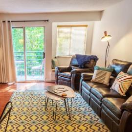 Topside Getaway 2BR Condo family pools wifi