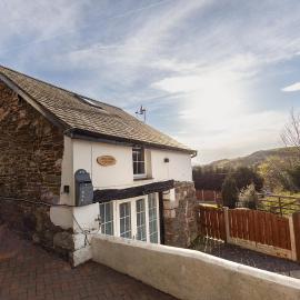 Hot Tub Cottage Near Llandudno & Snowdonia with Garden and Scenic Views, hotel i Mochdre