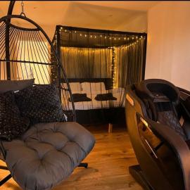 Luxury Luton airport 10 Mins retreat 4 Poster Kingsize bed ,Massage Chair ,Jacuzzi Bath,Large Balcony,24 Hour Check In ,Luton Station walking distance CONTRACTORS WELCOME,COUPLES,PROFESSIONALS, hotel in Luton