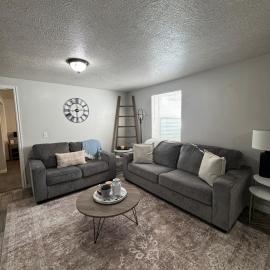 Cozy Apt in Downtown Logan, hotell i Logan