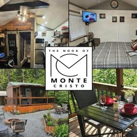 Granite Falls Tiny House off Mtn Loop, EV, AC, Grill and Pond, hotel i Granite Falls