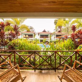 Bungalows Beachfront Hotel, מלון בפונטה אובה
