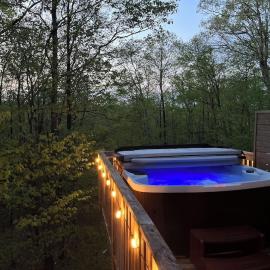 Lovers Edge A Frame - Secluded Romance, Hot Tub,Sauna,Firepit & XL Deck with Forrest scenery, Pocono Mountain Retreat, hotel en East Stroudsburg