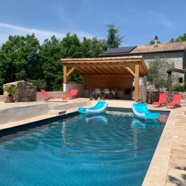 Chambre d'hôtes avec climatisation, terrasse privée et accès piscine