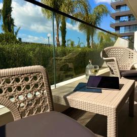 Grand Sapphire modern 2 Bedroom Apartment with Terrace, Hotel in Lazania