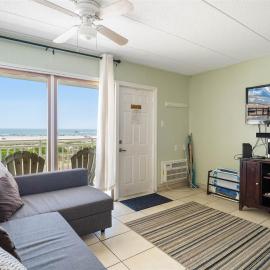 Oceanfront Condo w Heated Pool & Reserved Parking, hotel v destinaci Wildwood Crest