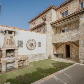 Los Mirlos, hotel Navaluengában