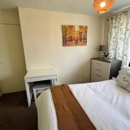 Comfortable Private Room B71 Near Town Centre, free parking & Near Bus Links, hotel in West Bromwich