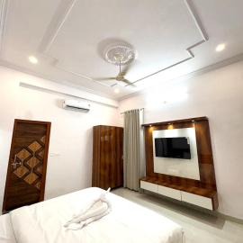 Hill view by SGOH 5bhk luxury villa private pool, hotel in Dakan Kotra