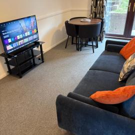 Home in Cwmbran with free onsite parking, hotel a Cwmbran