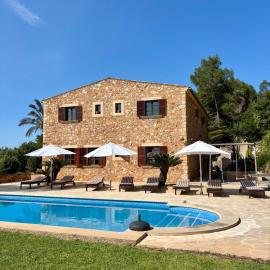 Finca Es Puig, rustic estate with views, hotel i Es Carritxo