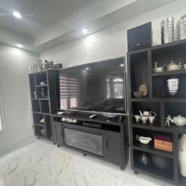 Luxury Modern Retreat Queen Bed Private Bath Smart Toilet Brand New, hotel in Richmond Hill
