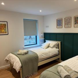 Clare Escape - Modern town centre apartment, 2 mins to shops & restaurants, short walk to beach