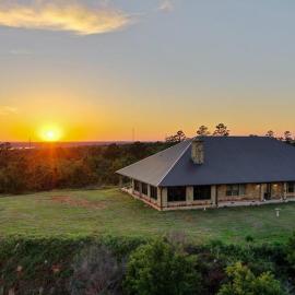 Hilltop Bastrop Retreat, hotel u gradu Bastrop