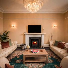 Country Farmhouse, Hot Tub, Sleeps 11, hotelli kohteessa Angus
