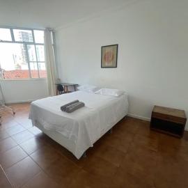 Quarto privado a 160 metros da Praia do Farol da barra 1, hotel in Salvador
